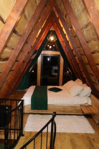 Un pat sau paturi într-o cameră la Bran Cozy Chalet