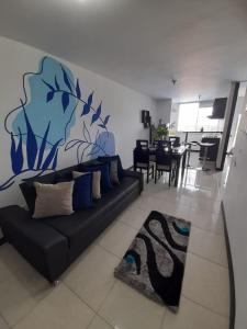 ein Wohnzimmer mit einem Sofa und einem Esszimmer in der Unterkunft Lindos Apartamentos para Vacaciones in Montenegro