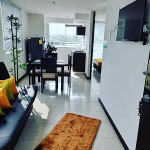 ein Wohnzimmer mit einem Sofa und einem Tisch in der Unterkunft Lindos Apartamentos para Vacaciones in Montenegro
