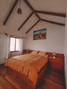 Isla de Sol的住宿－Ecolodge Santo Campo，一间卧室,卧室内配有一张大床