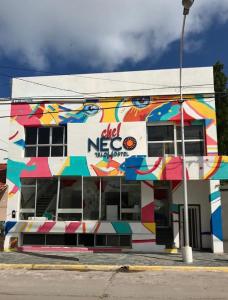 un edificio con un mural colorido en su lado en Che Neco en Necochea