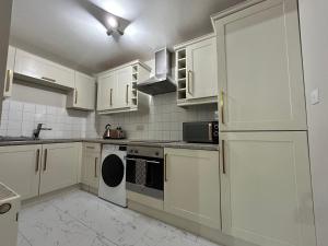 A kitchen or kitchenette at Modern 2-Bed Gem! Prime M22 Location Near Airport, Hospital & Sleeps 7