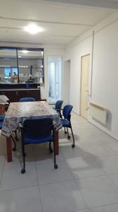 Goderdzi的住宿－hostel mari，配有桌椅和厨房的房间