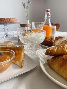 een tafel met borden brood en sinaasappelsap bij Villa Mafalda in Pietra Ligure