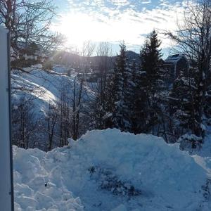 Goderdzi的住宿－hostel mari，山边的积雪