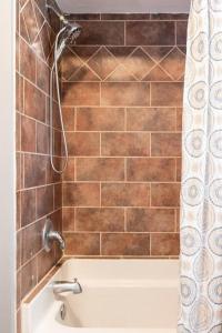 Bathroom sa Quiet Cozy 3bedroom home 10 minutes from Downtown