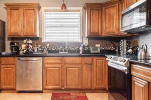 Kitchen o kitchenette sa Quiet Cozy 3bedroom home 10 minutes from Downtown