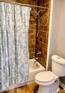 Un baño de Quiet Cozy 3bedroom home 10 minutes from Downtown