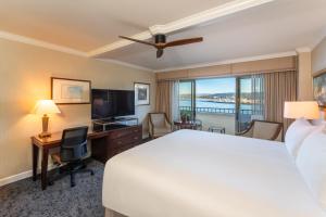 TV a/nebo společenská místnost v ubytování Monterey Plaza Hotel & Spa