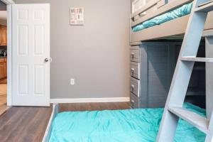 מיטה או מיטות קומותיים בחדר ב-Quiet Cozy 3bedroom home 10 minutes from Downtown