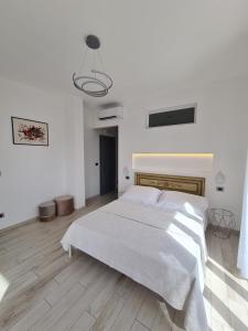 een witte slaapkamer met een groot bed. bij Villa Mafalda in Pietra Ligure