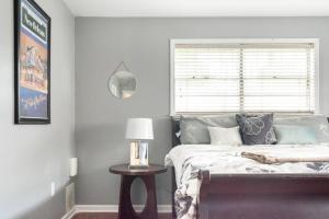 um quarto com uma cama, uma janela e uma mesa em Quiet Cozy 3bedroom home 10 minutes from Downtown em Nova Orleães