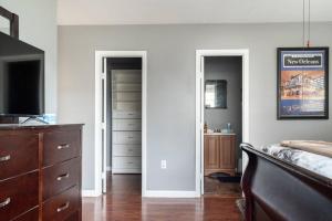 um quarto com uma cama e uma cómoda em Quiet Cozy 3bedroom home 10 minutes from Downtown em Nova Orleães