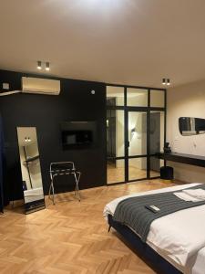 sypialnia z łóżkiem i pokój z oknem w obiekcie Gray Apartments w mieście Strumica