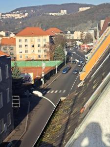 uma vista para uma rua da cidade com carros na estrada em Apartmány Železničářská em Ústí nad Labem