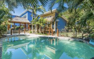 Πισίνα στο ή κοντά στο Tropical Villa in Burleigh