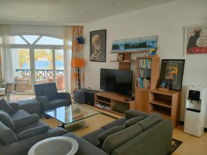 salon z kanapą i telewizorem w obiekcie Naama Bay, 2BR Pool and sea view, Center Naama Bay Sharm El-Sheikh w Szarm el-Szejk