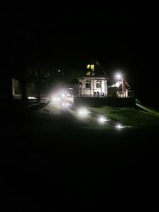 una casa con sus luces encendidas en la oscuridad en Vikendica Tuzla, Dolina mira, en Tuzla