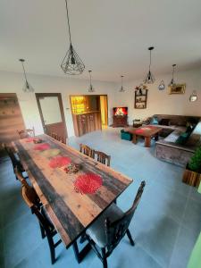 Duży pokój z drewnianym stołem i salonem w obiekcie Vikendica Tuzla, Dolina mira w mieście Tuzla