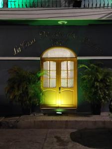 une porte jaune sur le côté du bâtiment dans l'établissement Hotel Casa de las Dos Palmas -Hotel Boutique, à Puerto Berrío