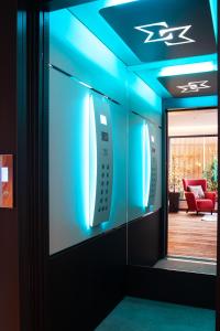 Pokój z niebieskimi światłami na ścianie w obiekcie SIGMA Luxury Apartments & Suites w Salonikach