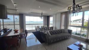 Χώρος καθιστικού στο Apto Panorâmico Vista Mar em Itapema - SC