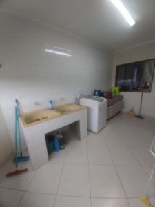 y baño con bañera, lavabo y aseo. en Apartamento Margarida en Foz de Iguazú