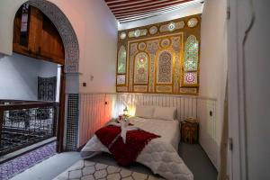 Postel nebo postele na pokoji v ubytování RIAD DAR DIWAN
