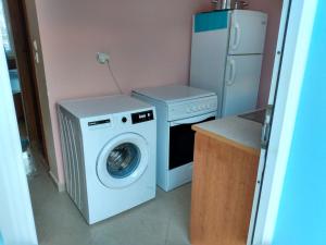 Φωτογραφία από το άλμπουμ του Beachfront Apartment - Sleeps 3 & Free Parking σε Αργινώντα