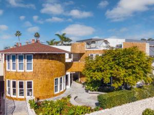 a large yellow brick house with a tree at Cardiff By The Sea Lodge in Encinitas