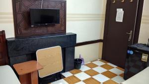 a living room with a fireplace and a television at فندق هاميس in Cairo