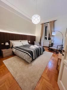 1 dormitorio con cama y alfombra en Prati Dream House, en Roma