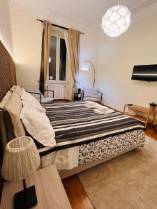 1 dormitorio con 1 cama grande en una habitación en Prati Dream House, en Roma