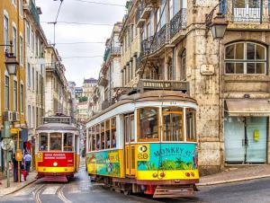 twee trolleybussen in een straat in een stad bij Hostel Crespo in Lissabon