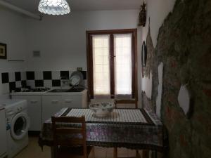uma cozinha com uma mesa com uma tigela em Nik e Bea " le radici del passato, nuove armonie di paese" em Palestro