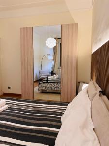1 dormitorio con espejo y 1 cama. en Prati Dream House, en Roma