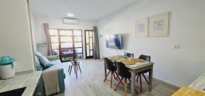 ein Wohnzimmer mit einem Tisch und Stühlen im Zimmer in der Unterkunft Apartamento Playitas Salema in Las Playitas