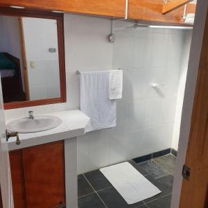La salle de bains est pourvue d'un lavabo et d'un miroir. dans l'établissement Ecolodge Santo Campo, à Isla de Sol