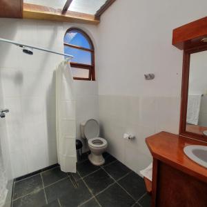 La salle de bains est pourvue de toilettes et d'un lavabo. dans l'établissement Ecolodge Santo Campo, à Isla de Sol