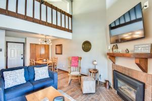 Posezení v ubytování Central Steamboat Condo Outdoor Hot Tub and Pool!