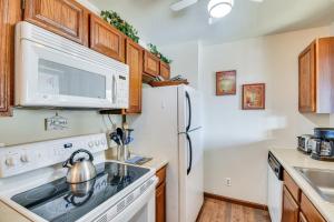 Kuchyň nebo kuchyňský kout v ubytování Central Steamboat Condo Outdoor Hot Tub and Pool! + 27 fotografií