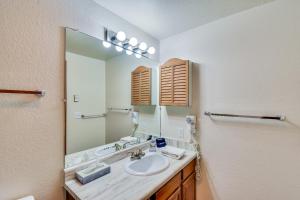 Koupelna v ubytování Central Steamboat Condo Outdoor Hot Tub and Pool!