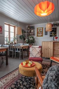 ein Wohnzimmer mit einem Tisch und einem Esszimmer in der Unterkunft Strandgården Fjällnäs in Tänndalen