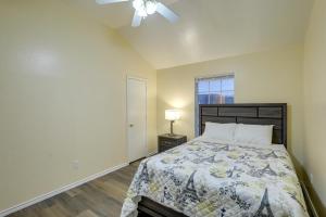 1 dormitorio con 1 cama y ventilador de techo en Quiet Killeen Townhome, 5 Mi to Fort Hood Shopping, en Killeen