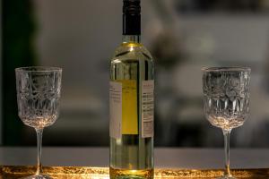 uma garrafa de vinho e dois copos numa mesa em Miami Apartment 1BR Kitchen 3 Guests L10A em Miami