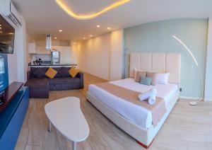 Un dormitorio con una cama grande y una sala de estar. en Mare Condo Vacacional Playa del Carmen, en Playa del Carmen