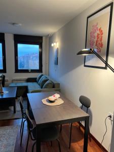 ザグレブにあるRita Apartment-FREE PARKING&WIFIのリビングルーム(テーブル、ソファ付)