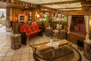 a living room with a couch and a table at Hotel Rheinischer Hof in Garmisch-Partenkirchen