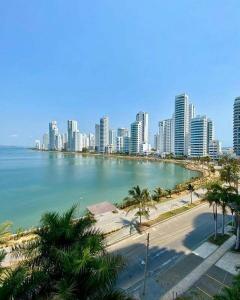 - une vue sur une ville avec une plage et des bâtiments dans l'établissement Amplia habitación con vista al mar y baño privado, à Carthagène des Indes