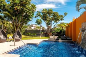 בריכת השחייה שנמצאת ב-Courtyard by Marriott San Salvador או באזור